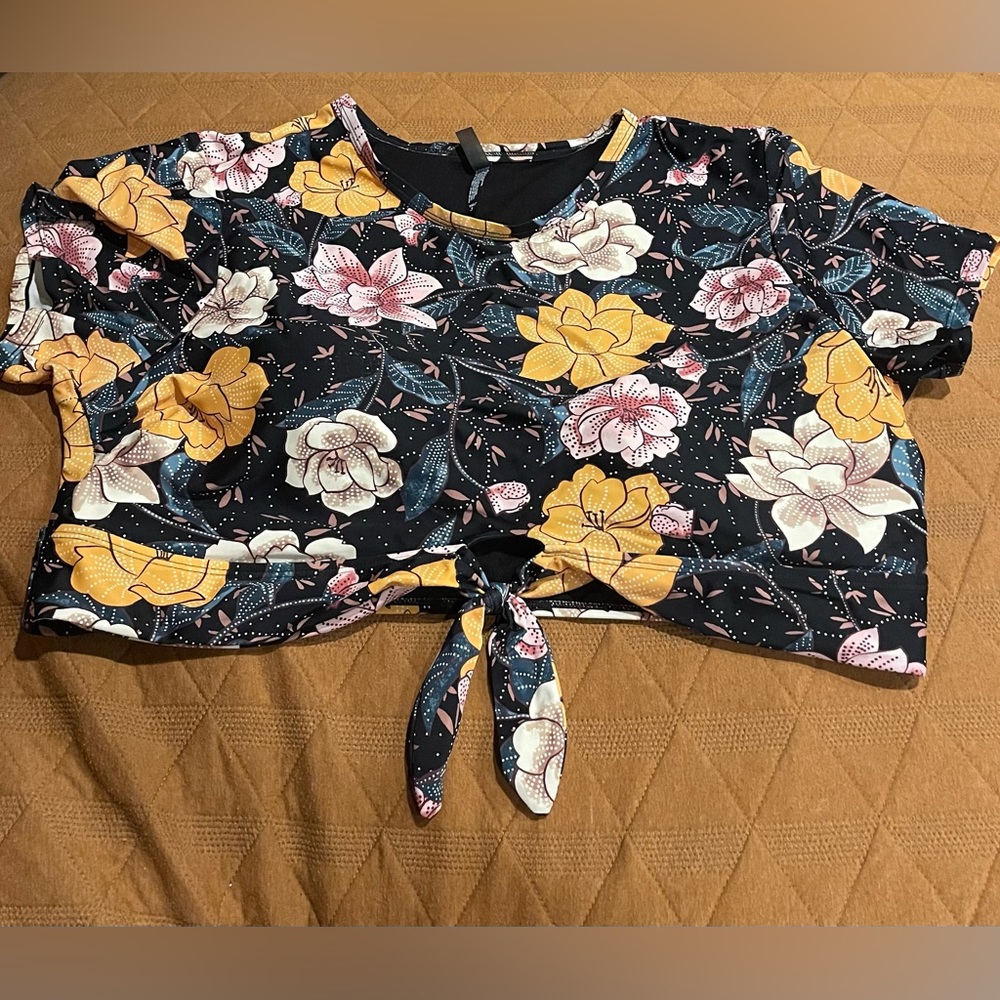 Size 3 Black Floral Short Sleeve Torrid Swim Top